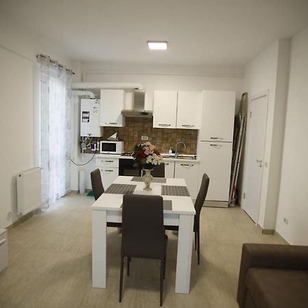 Lar Apartment Focșani Bagian luar foto