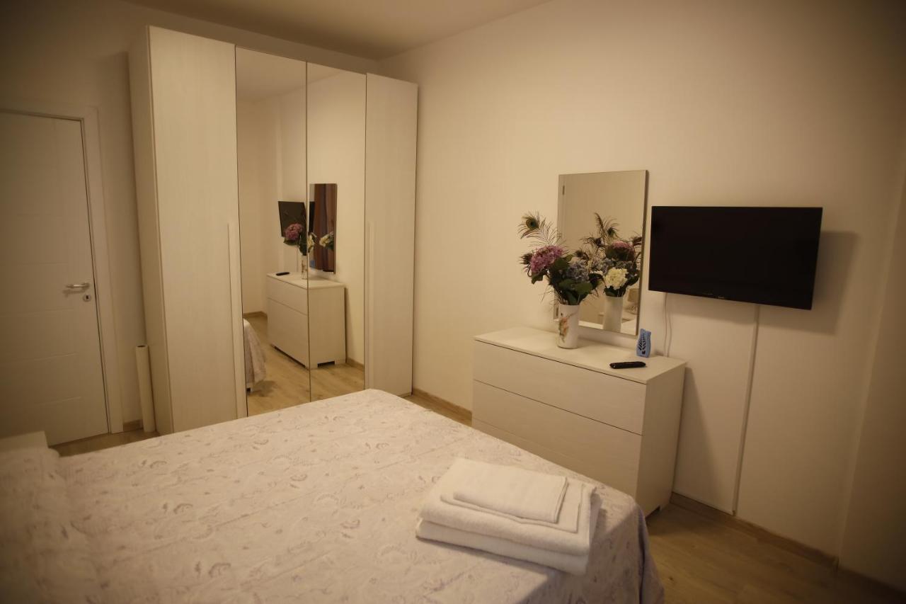 Lar Apartment Focșani Bagian luar foto