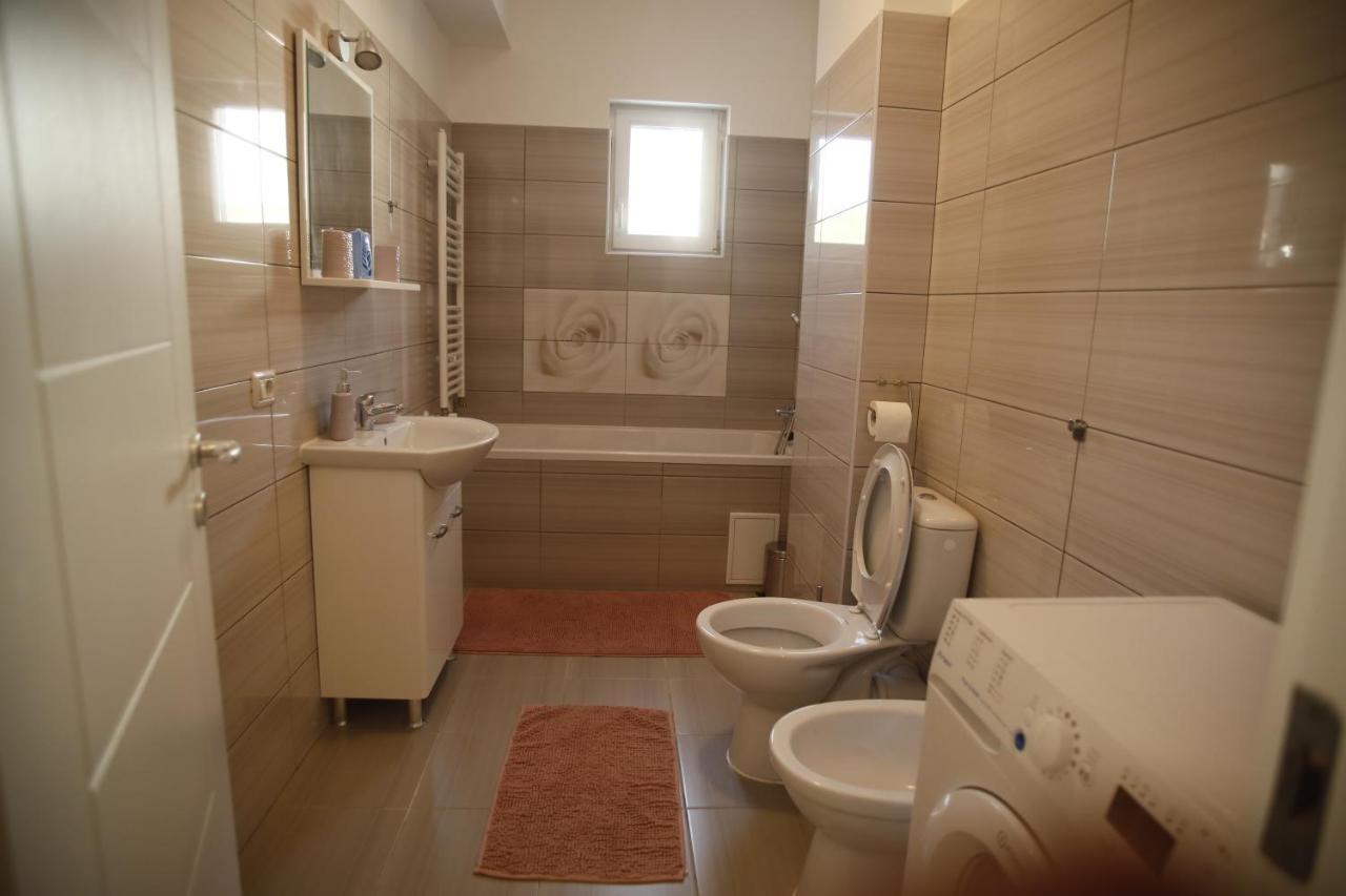 Lar Apartment Focșani Bagian luar foto