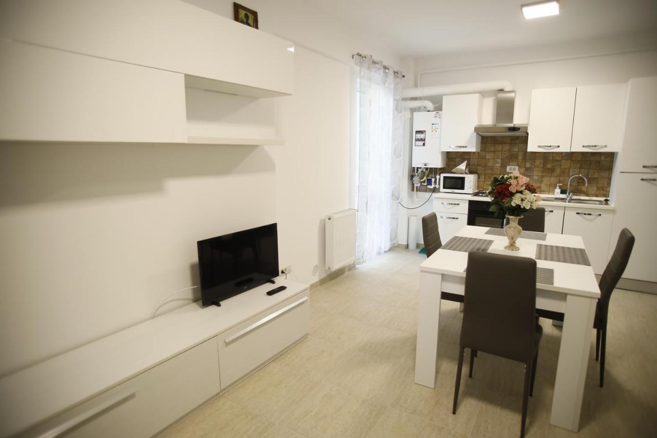 Lar Apartment Focșani Bagian luar foto